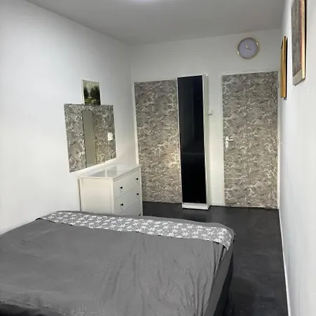 Entire In A Shared In Noord Close To The Center Station Apartmán *