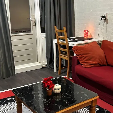 Entire In A Shared In Noord Close To The Center Station Apartmán