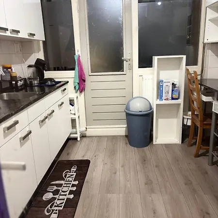 Entire In A Shared In Noord Close To The Center Station * Amesterdão